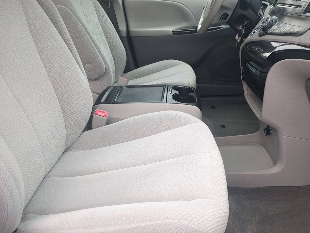 Thumbnail: 2013 Toyota Sienna - 28
