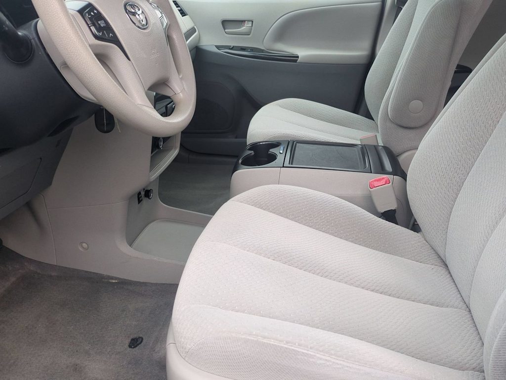 Thumbnail: 2013 Toyota Sienna - 10