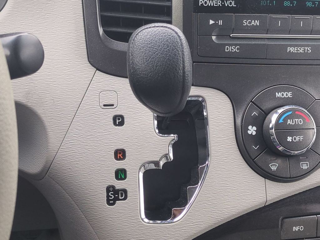 Thumbnail: 2013 Toyota Sienna - 15