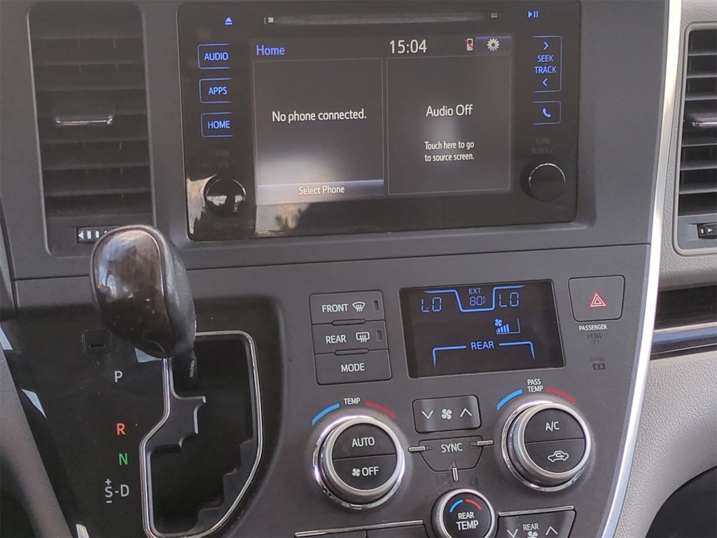 Thumbnail: 2015 Toyota Sienna - 33