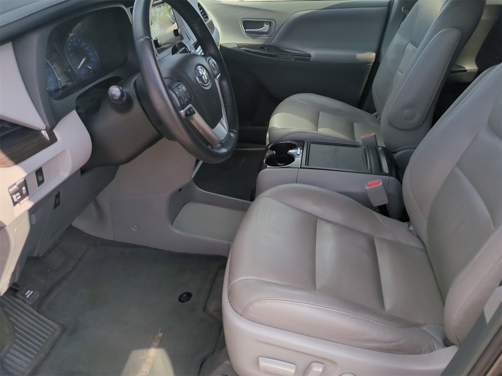 Thumbnail: 2015 Toyota Sienna - 10