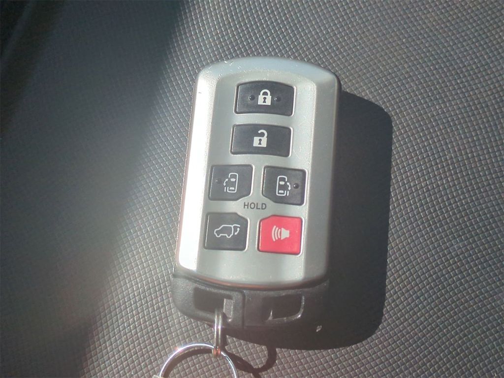 Thumbnail: 2015 Toyota Sienna - 17