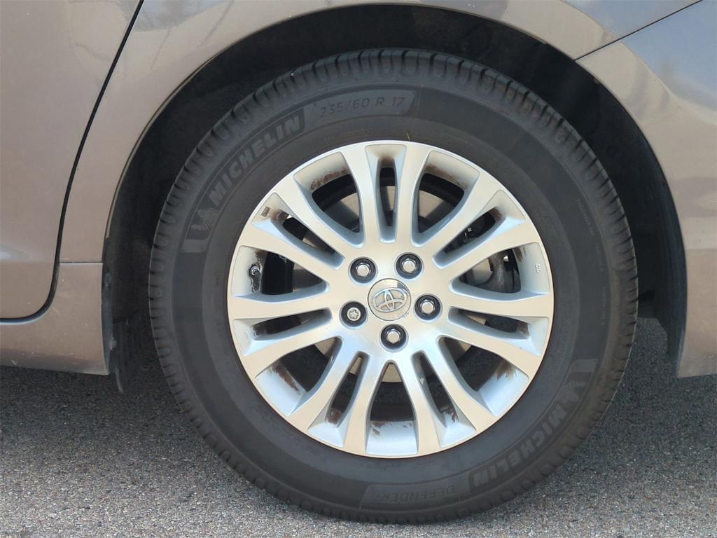Thumbnail: 2015 Toyota Sienna - 8