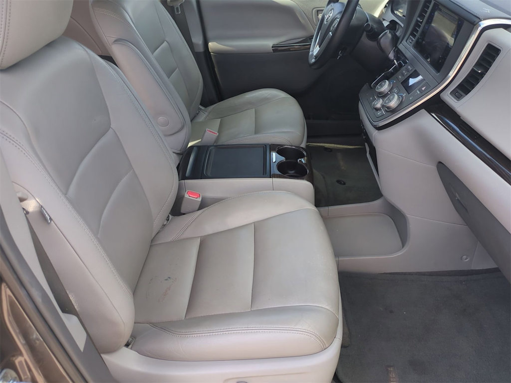 Thumbnail: 2015 Toyota Sienna - 29