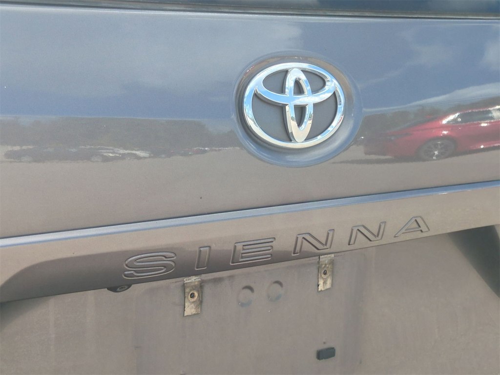 Thumbnail: 2015 Toyota Sienna - 24