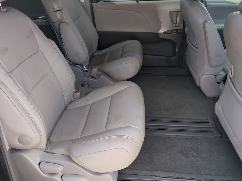 Thumbnail: 2015 Toyota Sienna - 28