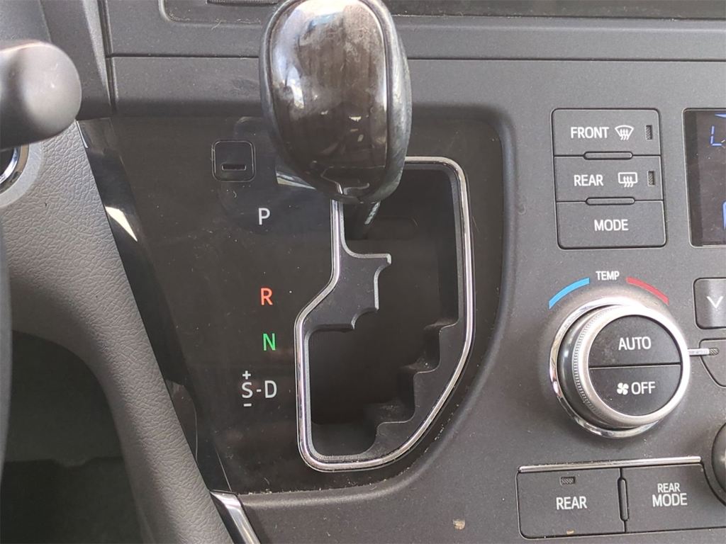 Thumbnail: 2015 Toyota Sienna - 15
