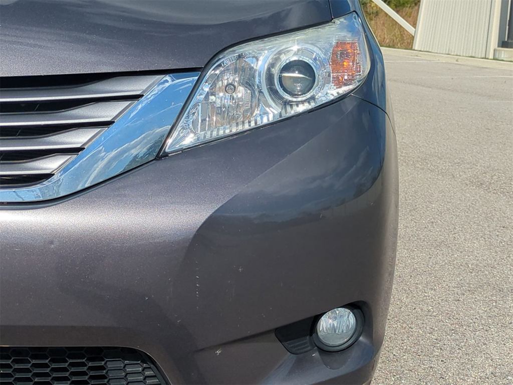 Thumbnail: 2015 Toyota Sienna - 23