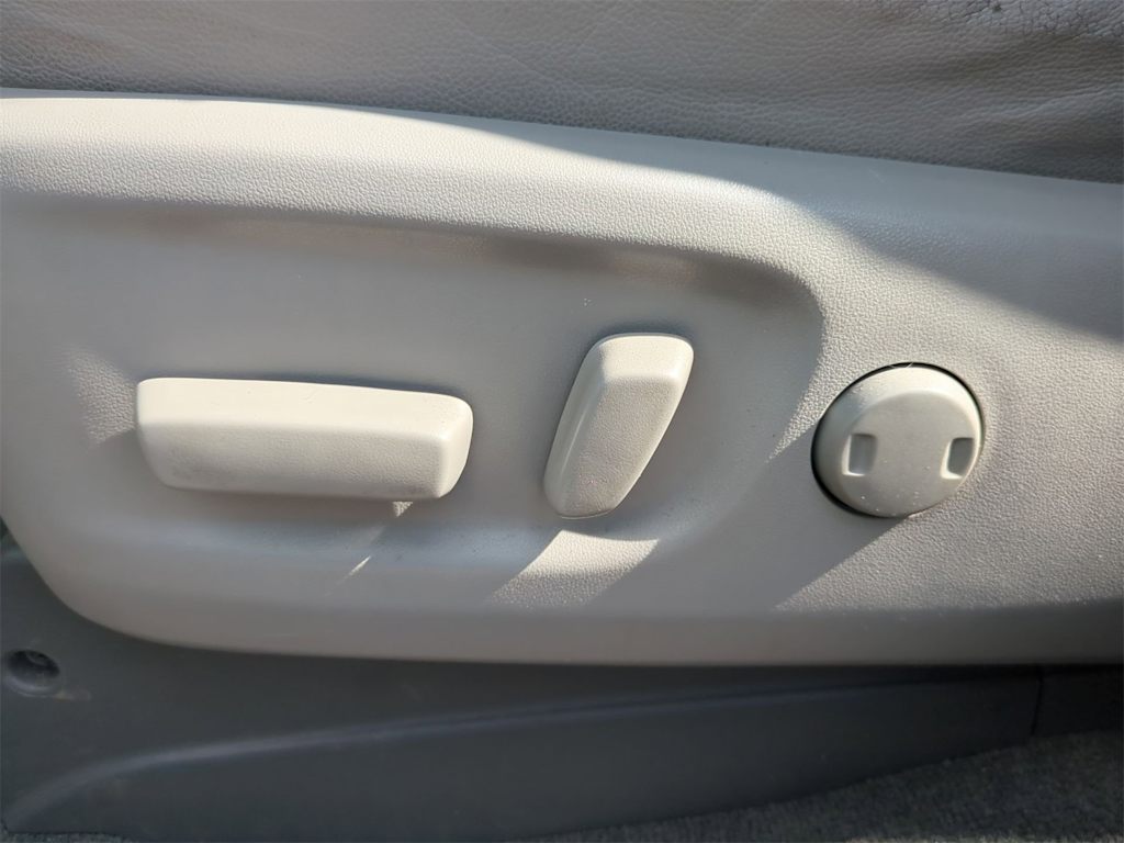 Thumbnail: 2015 Toyota Sienna - 25