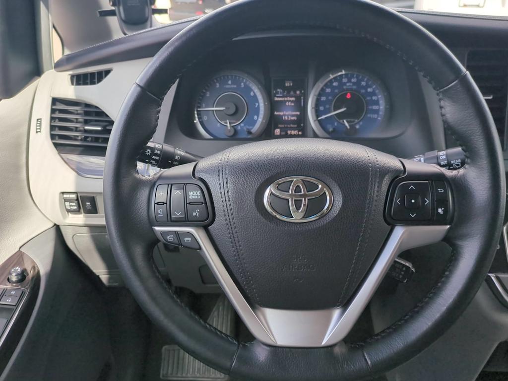 Thumbnail: 2015 Toyota Sienna - 13