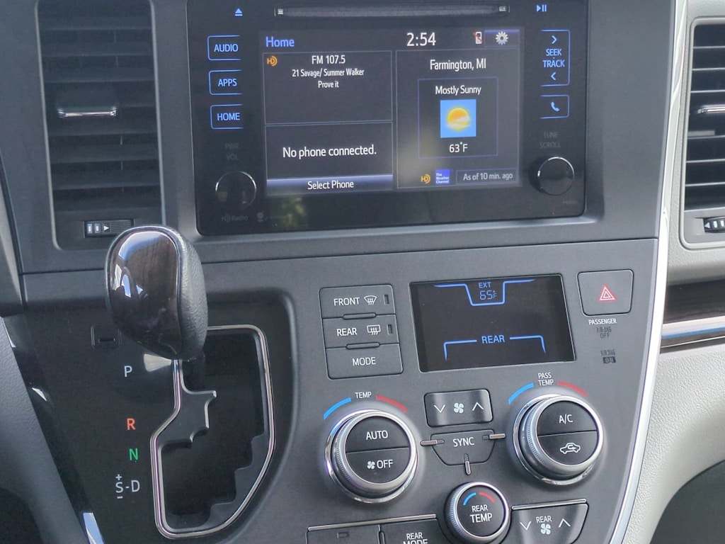 Thumbnail: 2015 Toyota Sienna - 33