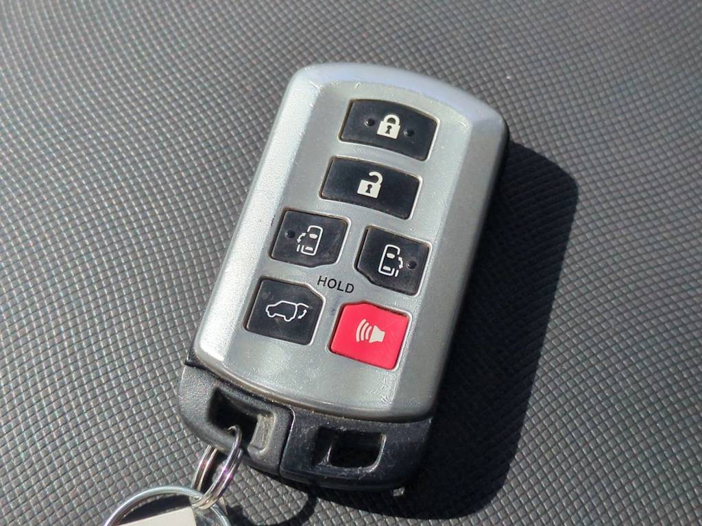 Thumbnail: 2015 Toyota Sienna - 17