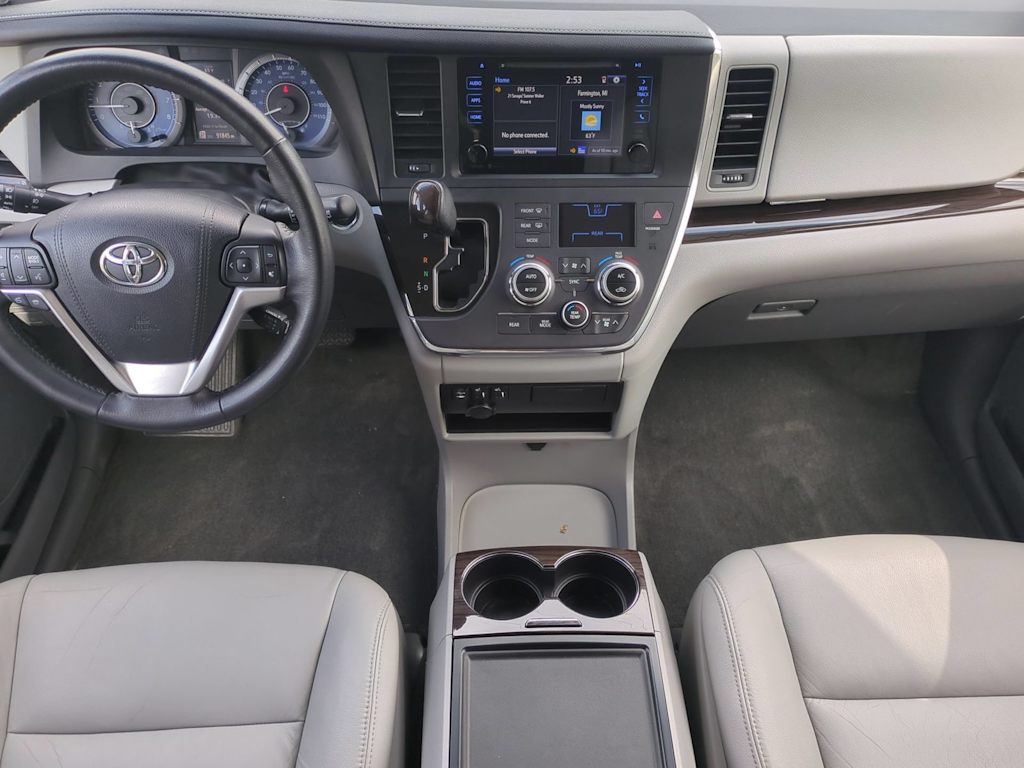 Thumbnail: 2015 Toyota Sienna - 9