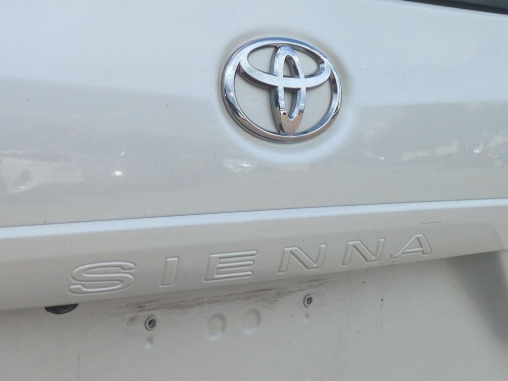 Thumbnail: 2015 Toyota Sienna - 24