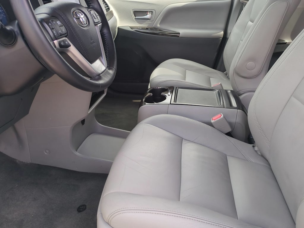 Thumbnail: 2015 Toyota Sienna - 10