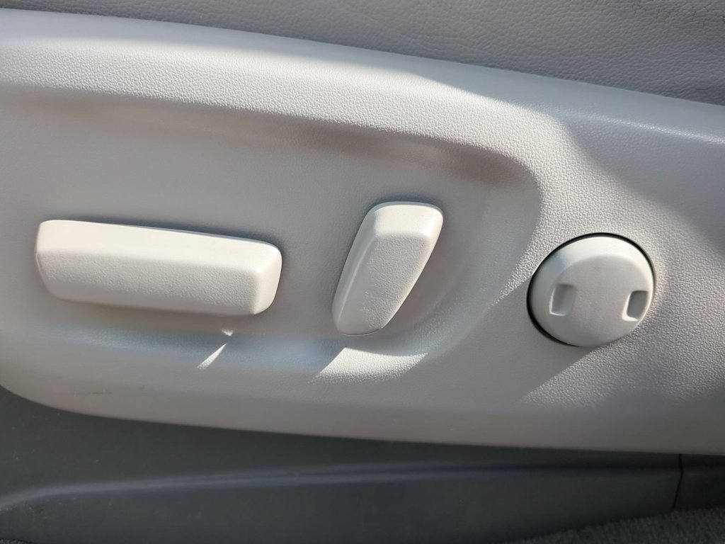 Thumbnail: 2015 Toyota Sienna - 25
