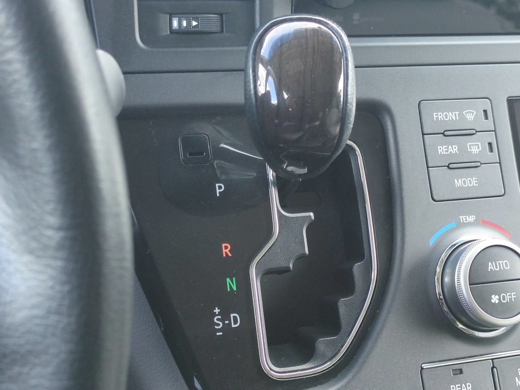Thumbnail: 2015 Toyota Sienna - 15