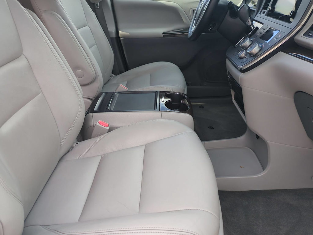 Thumbnail: 2015 Toyota Sienna - 28
