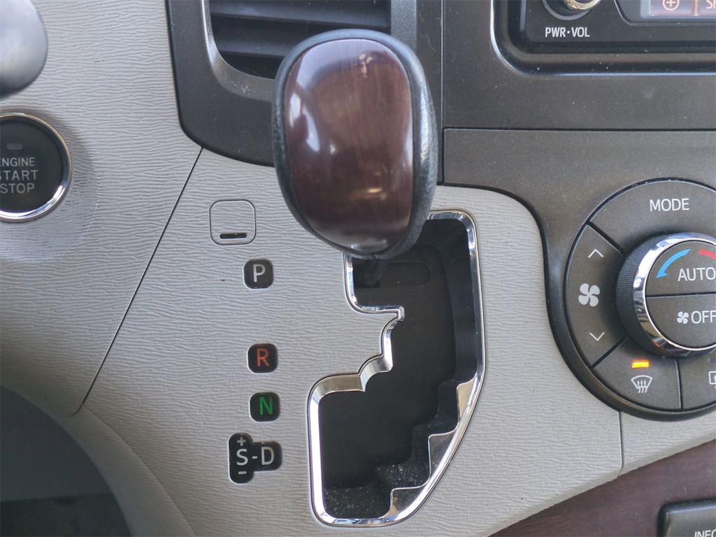 Thumbnail: 2013 Toyota Sienna - 16