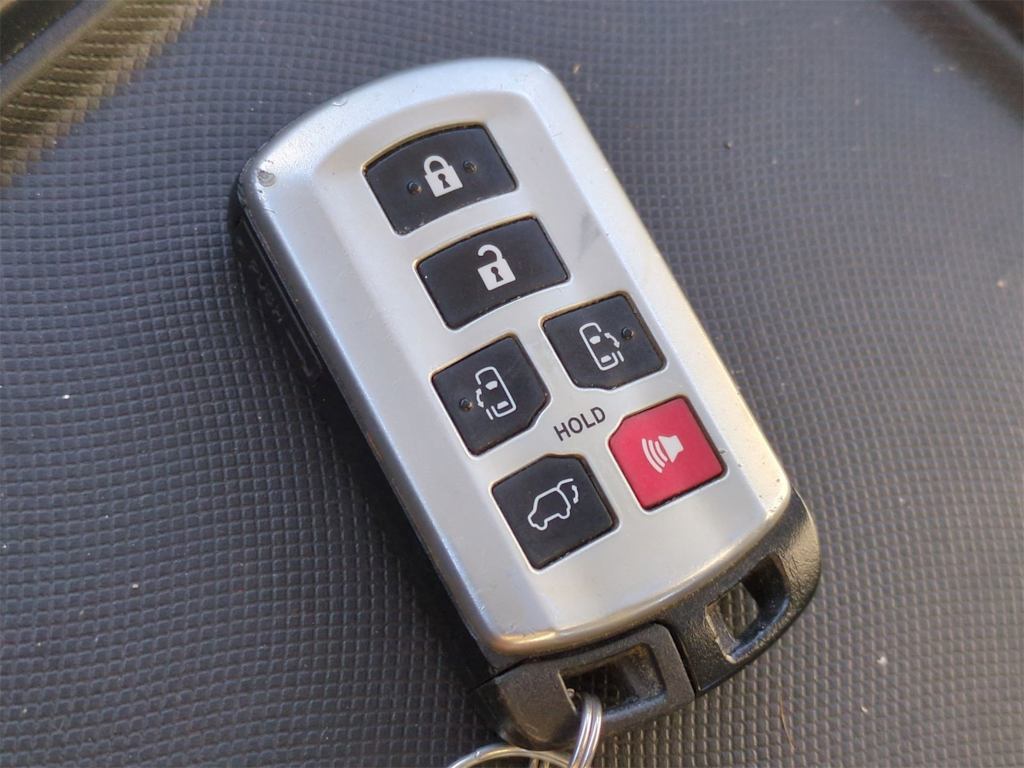 Thumbnail: 2013 Toyota Sienna - 19