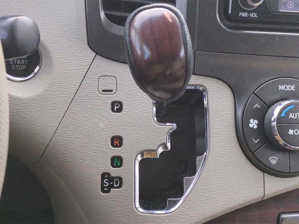 Thumbnail: 2013 Toyota Sienna - 16