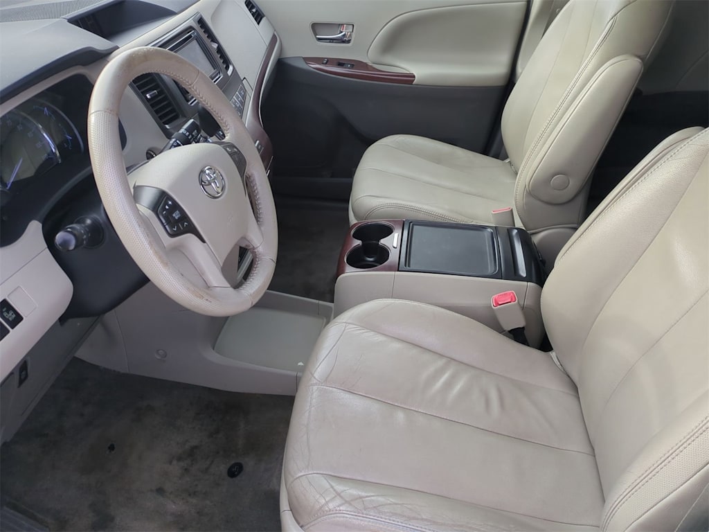 Thumbnail: 2013 Toyota Sienna - 10