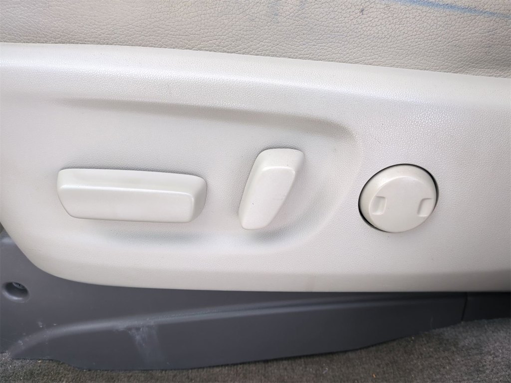 Thumbnail: 2013 Toyota Sienna - 27