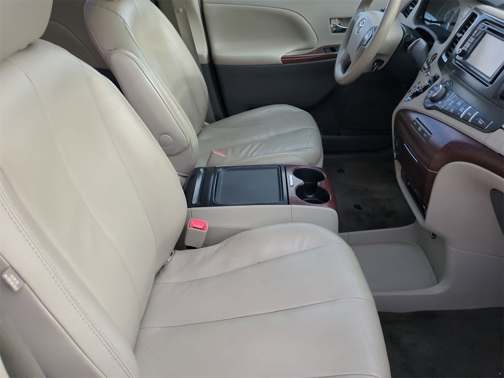 Thumbnail: 2013 Toyota Sienna - 32