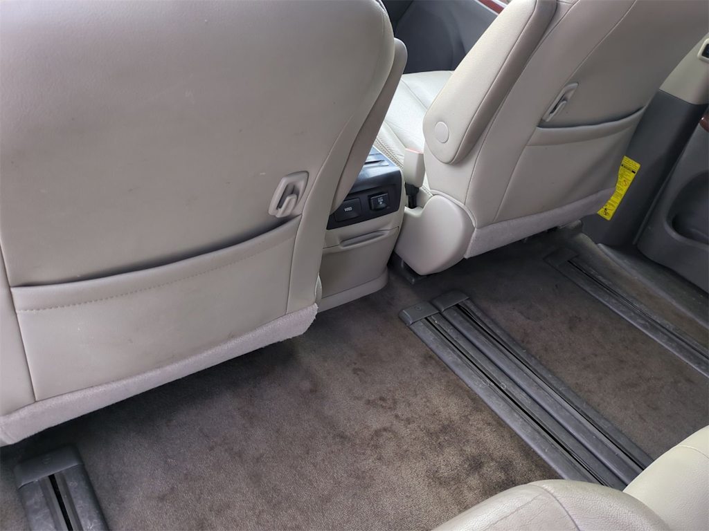 Thumbnail: 2013 Toyota Sienna - 28