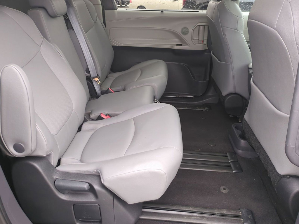 2024 Toyota Sienna XLE 27