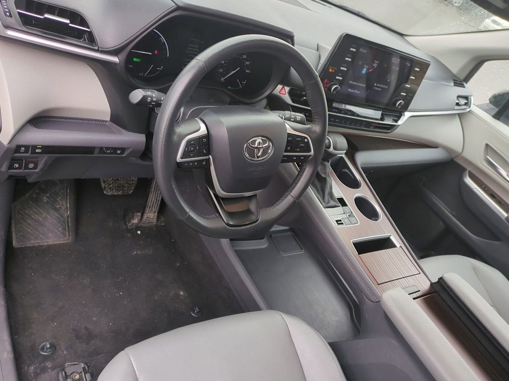 2024 Toyota Sienna XLE 2