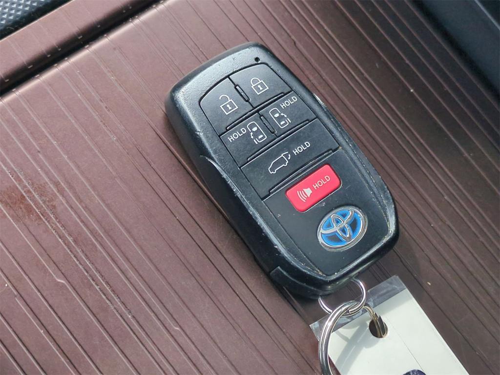 Thumbnail: 2024 Toyota Sienna - 18
