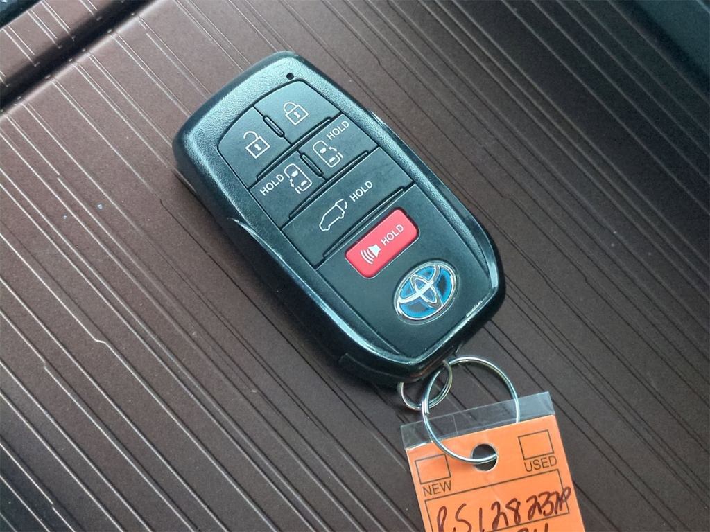 Thumbnail: 2024 Toyota Sienna - 18