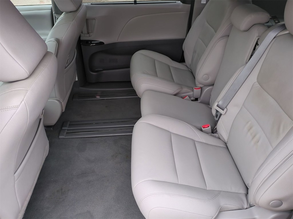 2020 Toyota Sienna XLE Premium 27