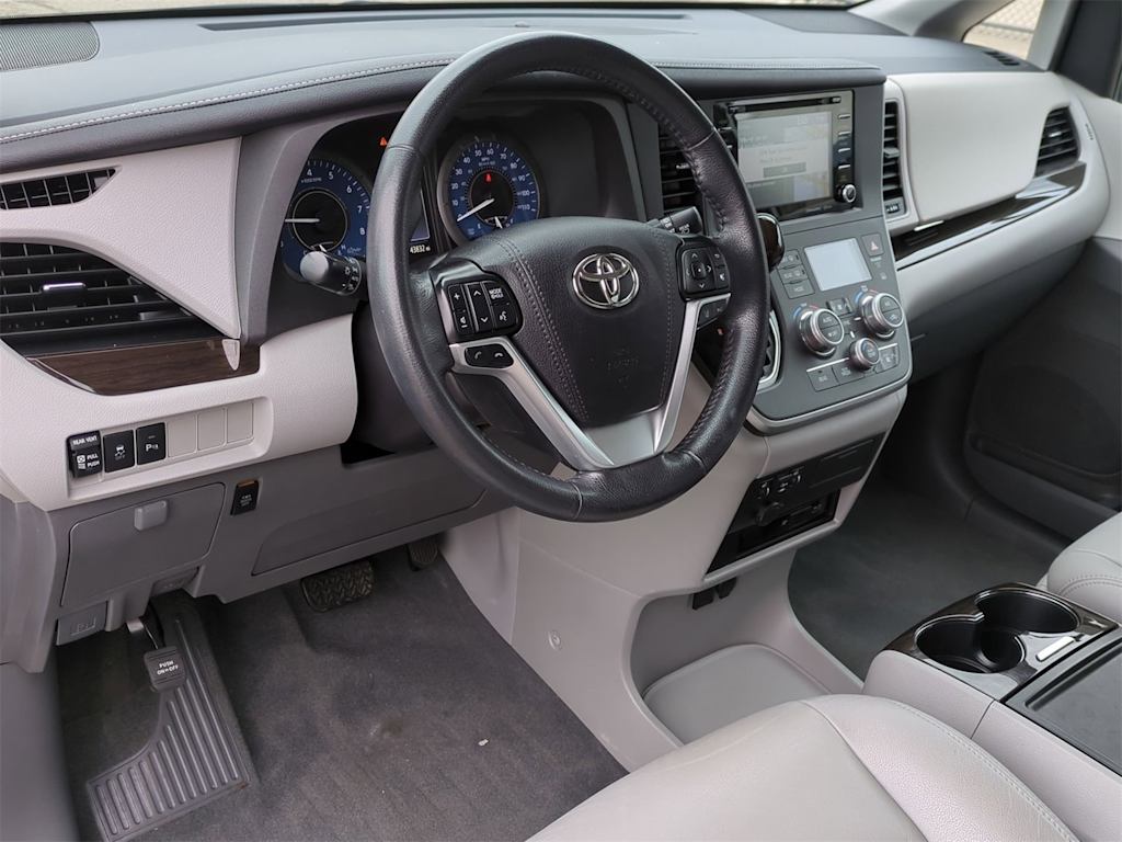 2020 Toyota Sienna XLE Premium 2