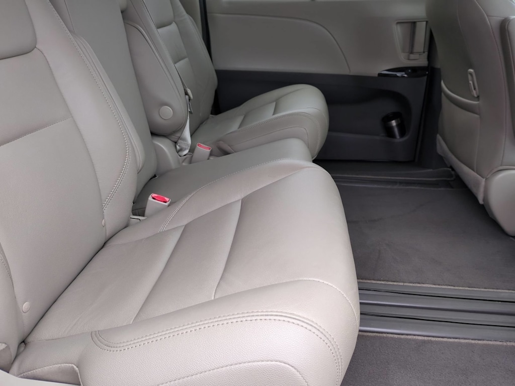 Thumbnail: 2019 Toyota Sienna - 28