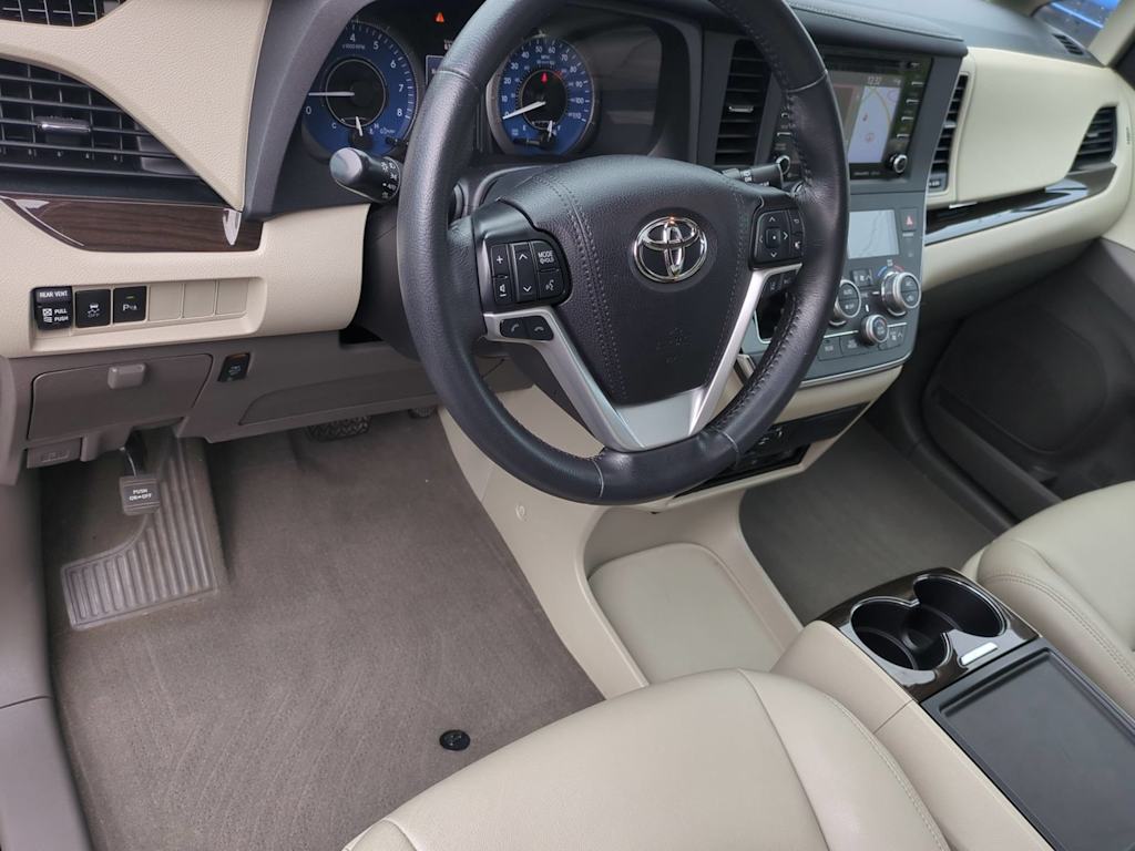 Thumbnail: 2019 Toyota Sienna - 2