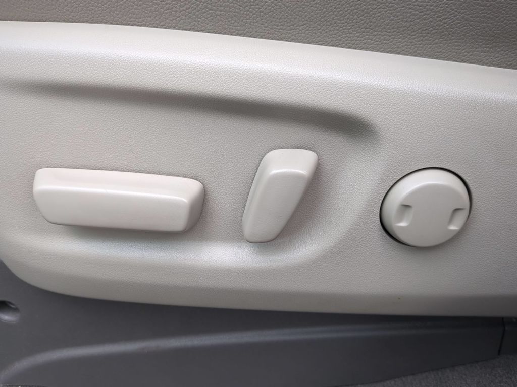 Thumbnail: 2019 Toyota Sienna - 25
