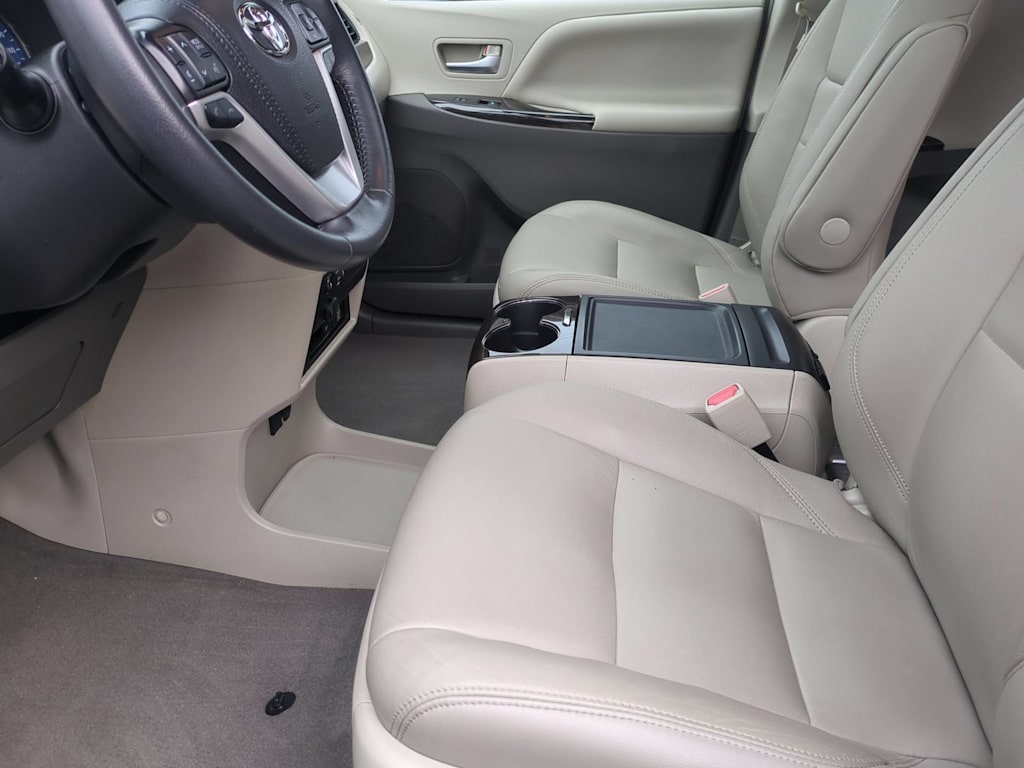 Thumbnail: 2019 Toyota Sienna - 10