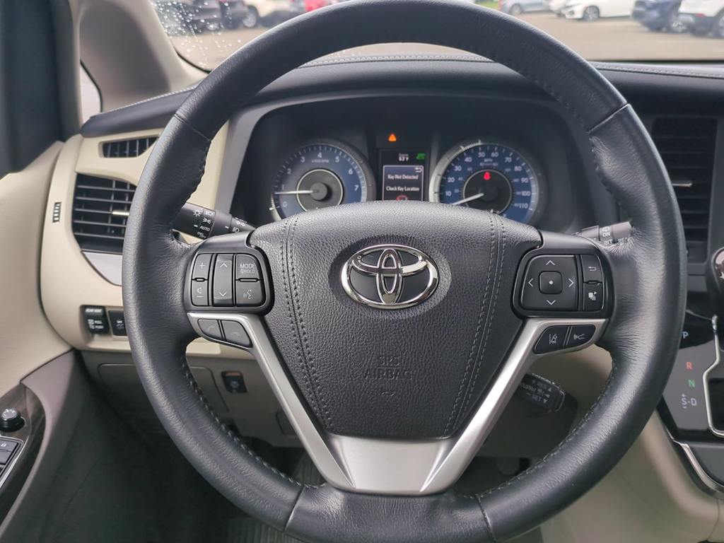 Thumbnail: 2019 Toyota Sienna - 13