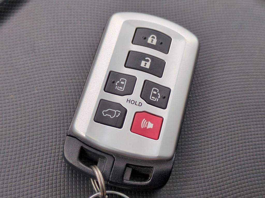 Thumbnail: 2019 Toyota Sienna - 17