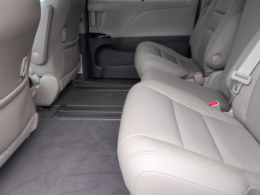 Thumbnail: 2019 Toyota Sienna - 12