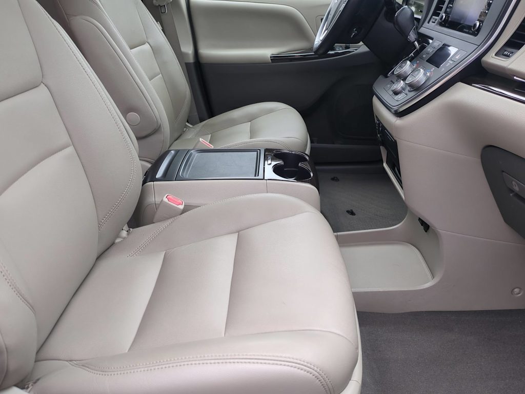 Thumbnail: 2019 Toyota Sienna - 11