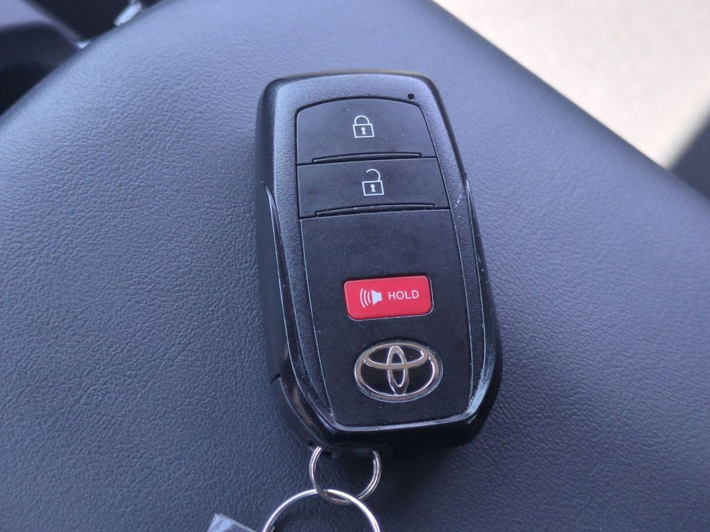 Thumbnail: 2025 Toyota Prius v - 16