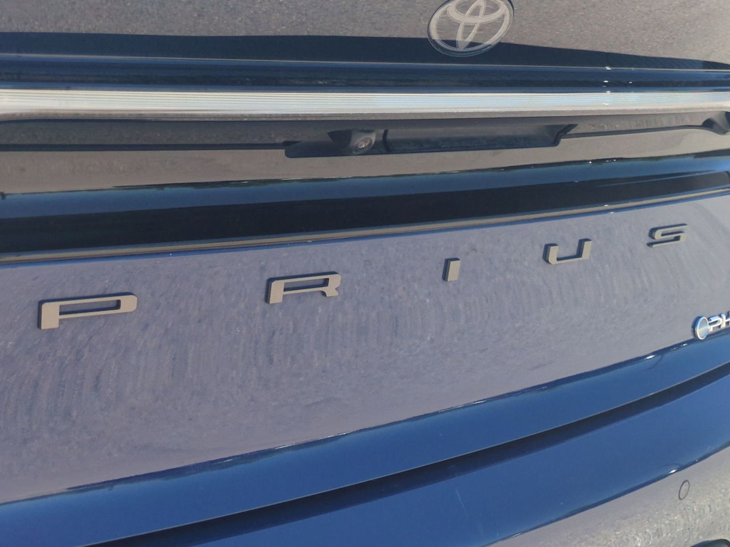 Thumbnail: 2025 Toyota Prius v - 24
