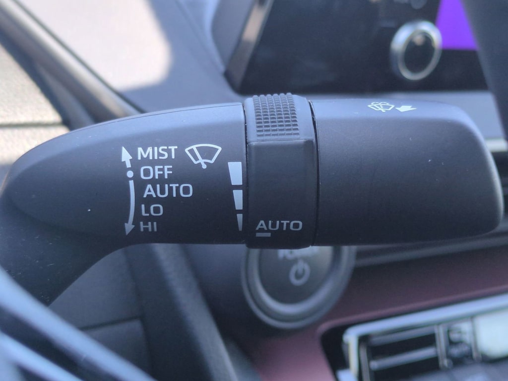 Thumbnail: 2025 Toyota Prius v - 30