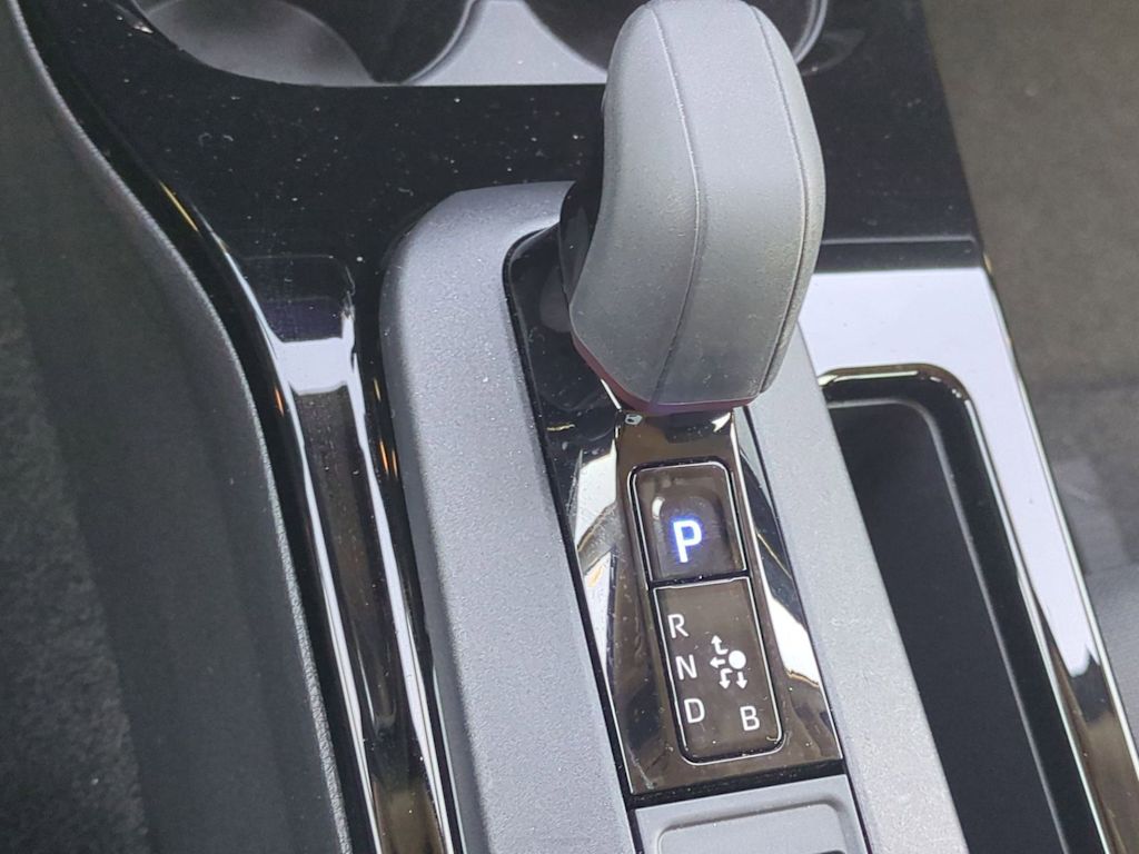 Thumbnail: 2025 Toyota Prius v - 14