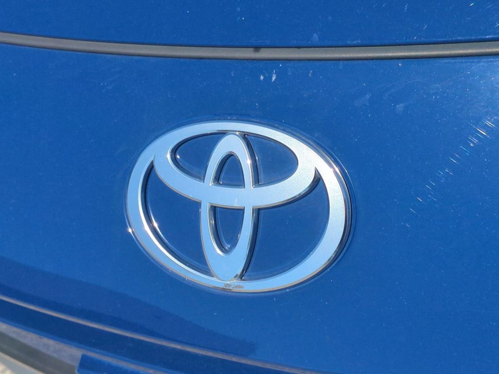 Thumbnail: 2025 Toyota Prius v - 6