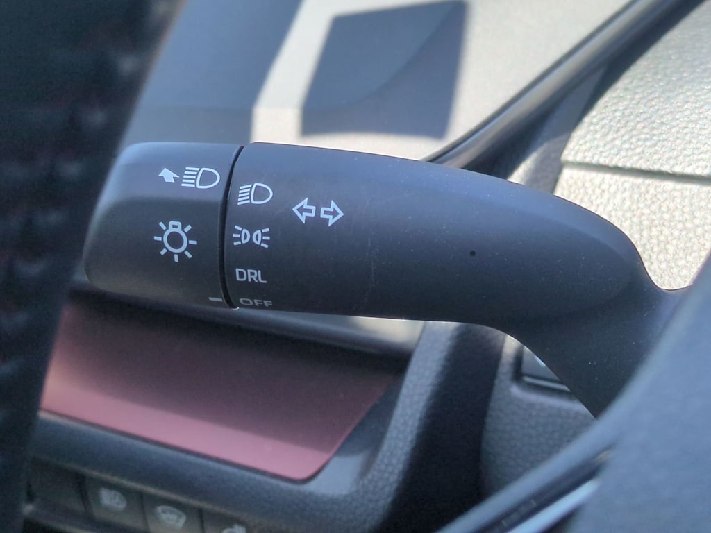 Thumbnail: 2025 Toyota Prius v - 31