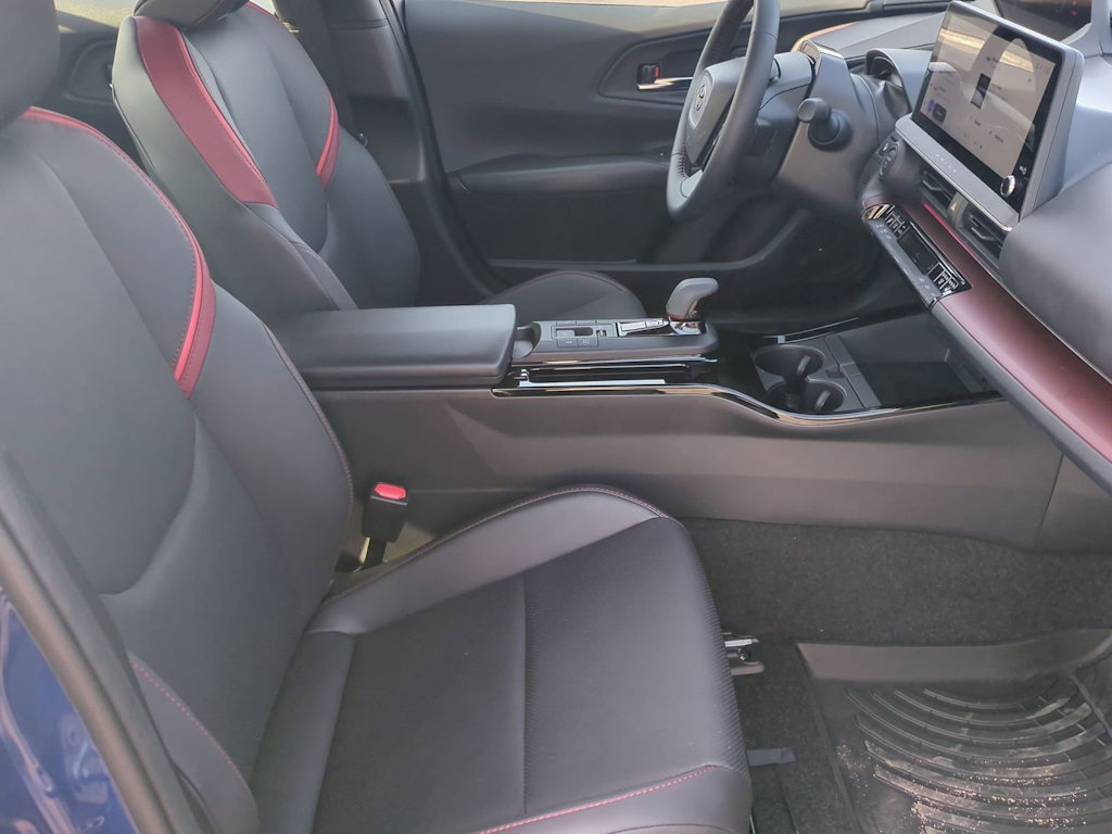 Thumbnail: 2026 Toyota Prius v - 11